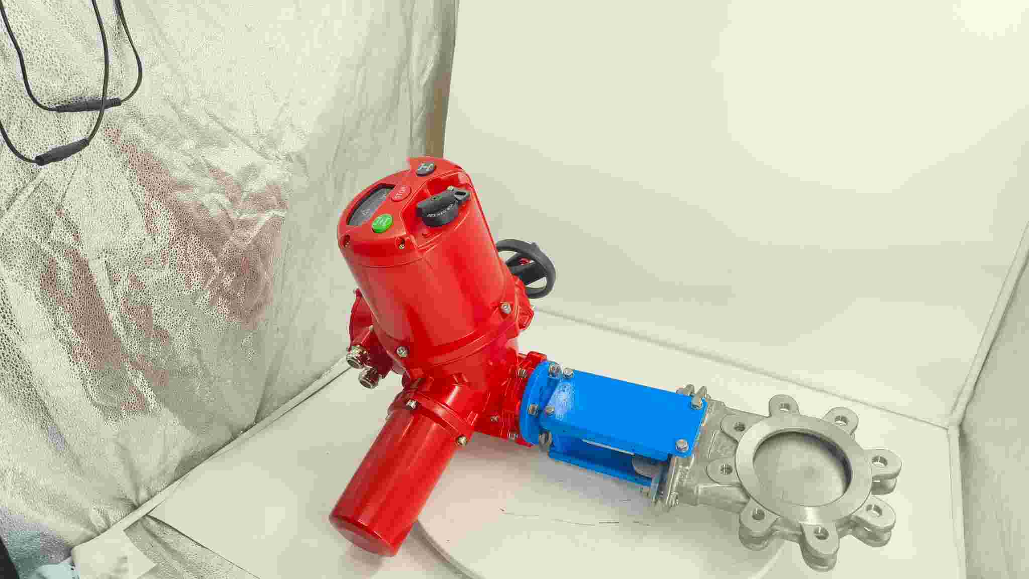 Lithium battery electric gate valve